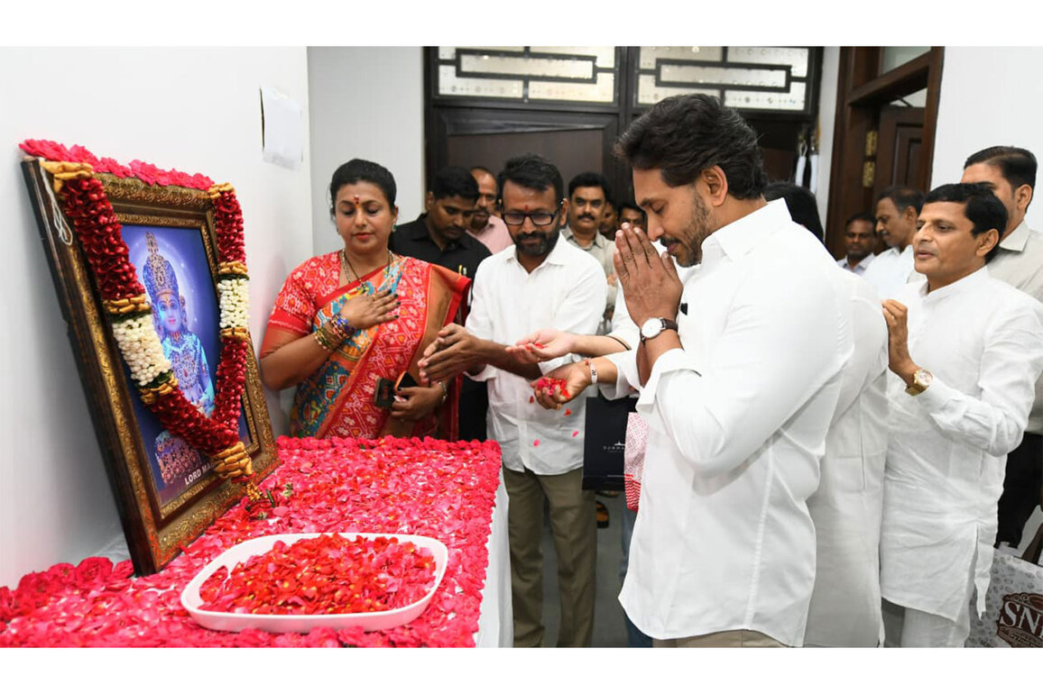 YSRCP Chief Jagan Mohan Reddy pays tributes on occasion of Mahavir Jayanti