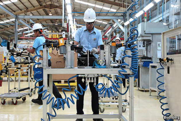 U.S. worker productivity declines in first quarter