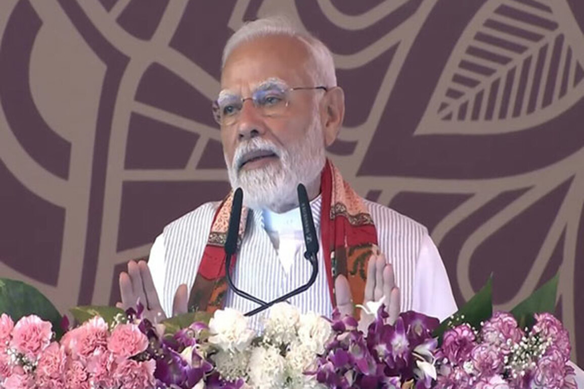 "Parivar ka Saath, Parivar ka Vikas...": PM Modi attacks opposition in Varanasi