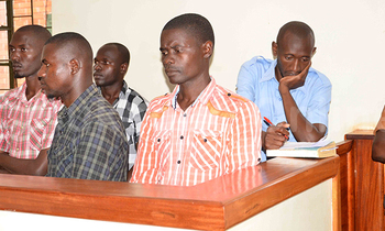 Abagambibwa okubbisa emmundu nga bali mu kkooti e Wakiso. Ku kkono ye Julius Turyahikayo, Richard Mwebaza, Ibrahim Bukenya, Sam Muliisa (mu bululu) ne Rashid Kapi mu bikuubo emabega. Abagambibwa okubbisa emmundu nga bali mu kkooti e Wakiso. Ku kkono ye Julius Turyahikayo, Richard Mwebaza, Ibrahim Bukenya, Sam Muliisa (mu bululu) ne Rashid Kapi mu bikuubo emabega.