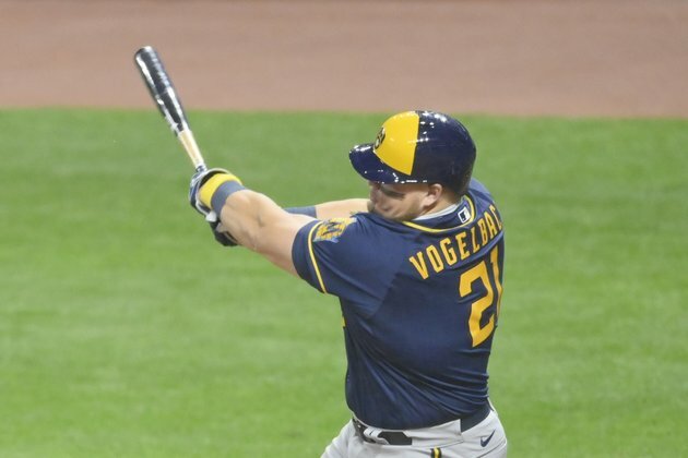 Vogelbach powers Brewers to sweep of Royals