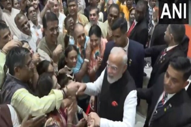 PM Modi receives warm welcome from Indian diaspora in Colombo