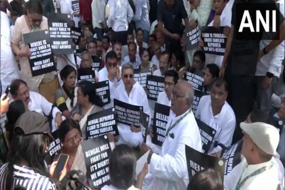 TMC workers hold protest at Rajghat seeking scheme-related funds from Centre