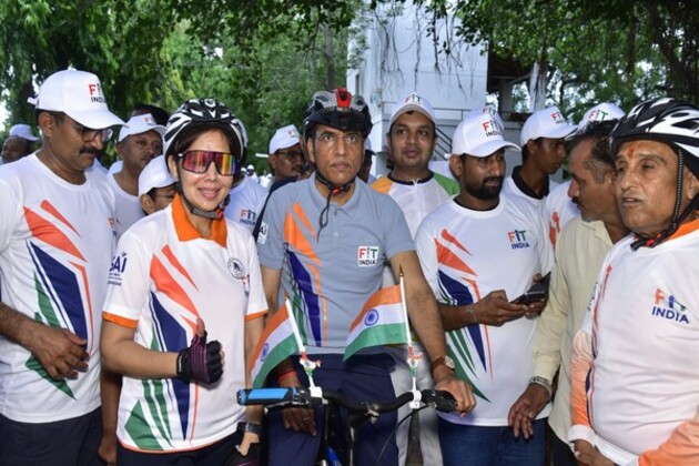 Gujarat: Mansukh Mandaviya leads Fit India Sundays on Cycle; events organised in 6000 locations nationwide with 'Swacchata Senanis'