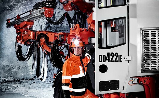 Equipamento subterrâneo da Sandvik com bateria LFP