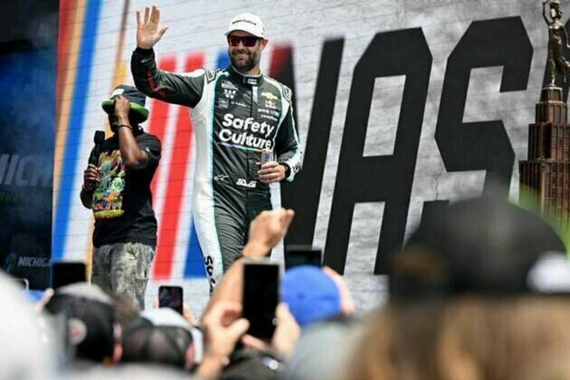 Shane van Gisbergen dominates at Mexico City, earns postseason spot