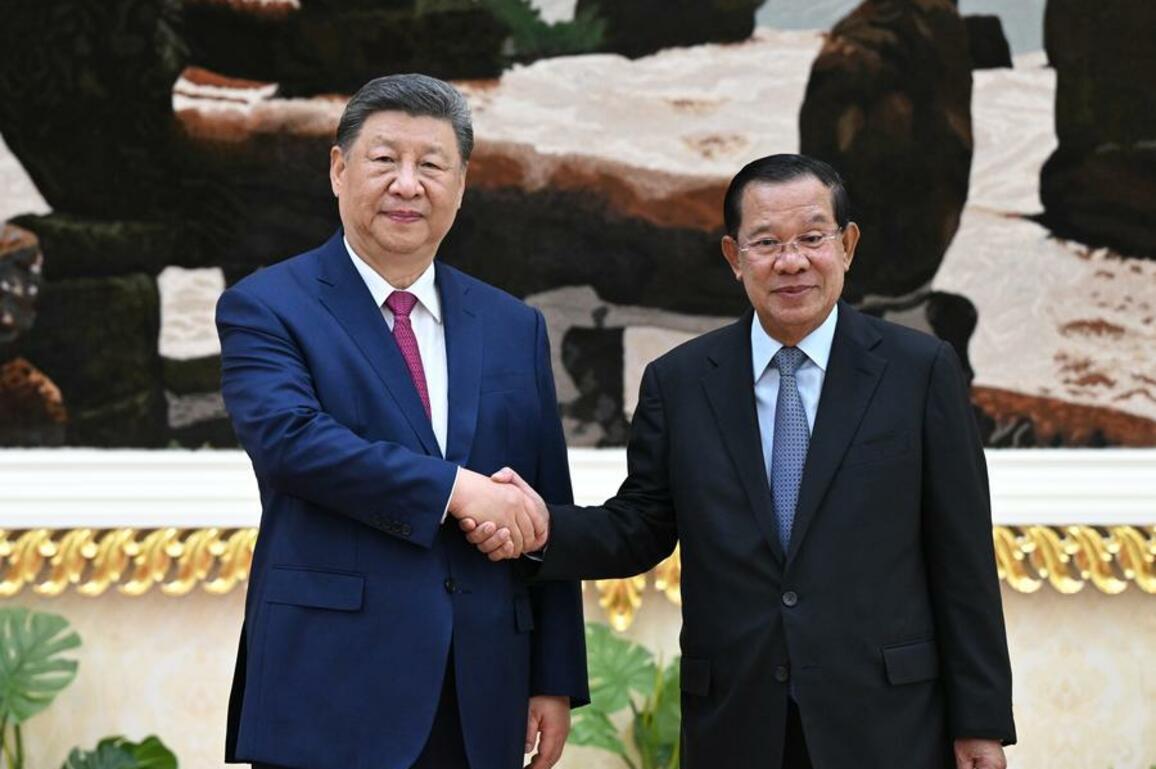 Xi meets Cambodian Senate President Hun Sen