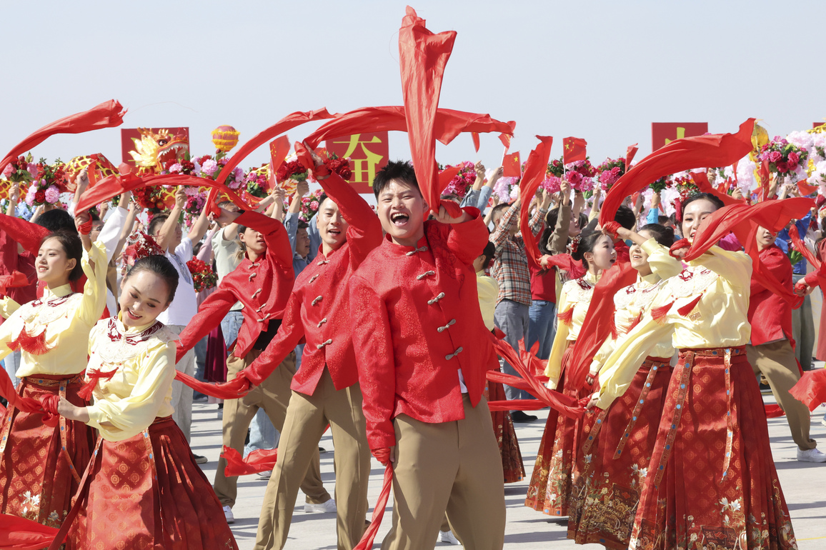 CHINA-XINJIANG-URUMQI-FOUNDING ANNIVERSARY-XI JINPING-ARRIVAL-WELCOME (CN)