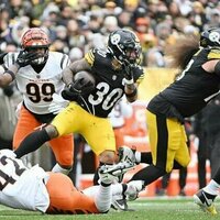 Steelers pound Bengals despite losing Aaron Rodgers to injury