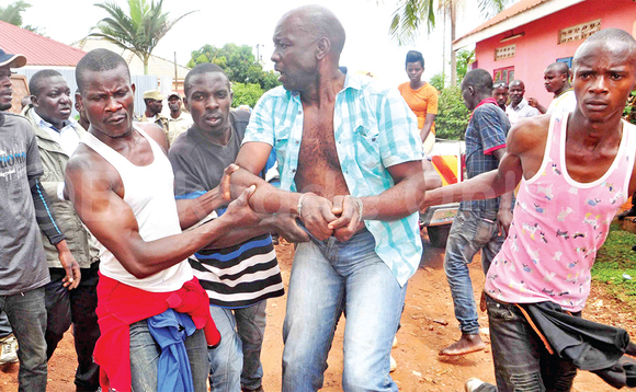 Bawannyondo nga bawalaawala Fred Kiraga omugagga w’e Ntinda gwe baagobye mu nnyumba gye yazimba ku ttaka eritali lirye. Bawannyondo nga bawalaawala Fred Kiraga omugagga w’e Ntinda gwe baagobye mu nnyumba gye yazimba ku ttaka eritali lirye.