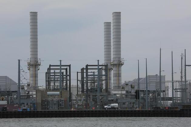 Economic Watch: U.S. economy grows 2 percent as headwinds abound