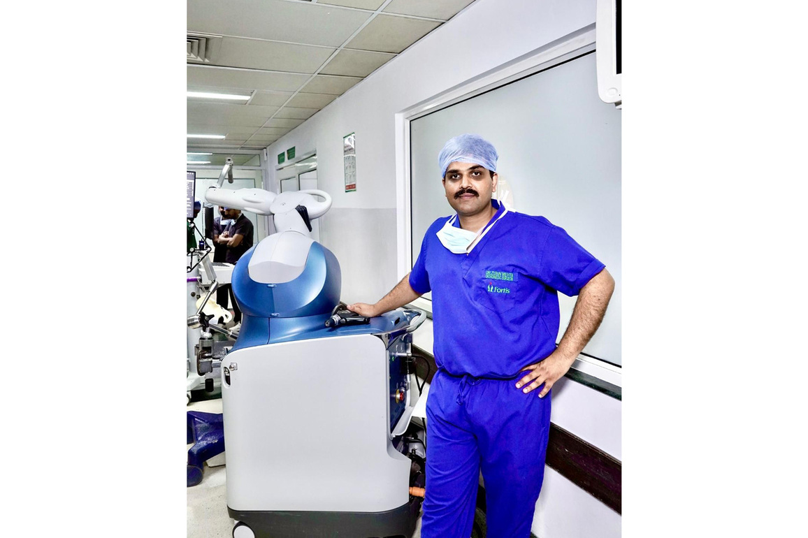 Dr. Zubin Mehta Performs Region's First Robotic Total Hip Replacement Surgery