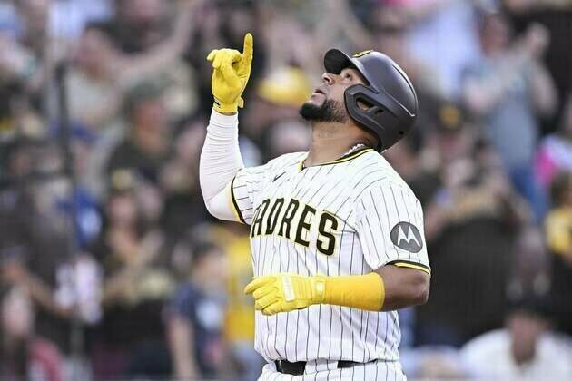 Padres put on power display in downing Diamondbacks