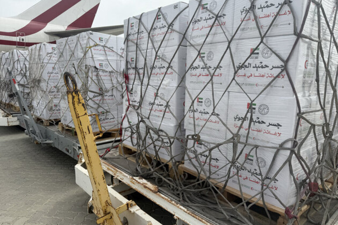 UAE delivers 100 tonnes of food aid to Gaza via Humaid Air Bridge