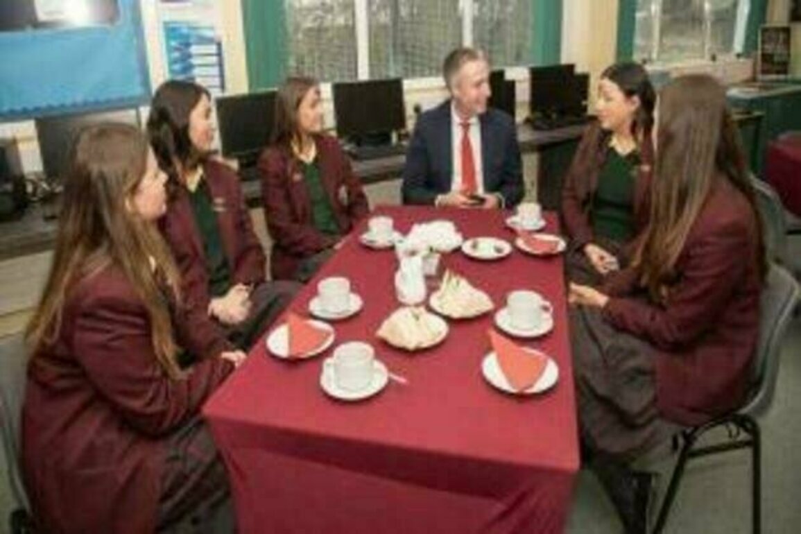 More than 8,000 pupils to particpate in phone-free pilot