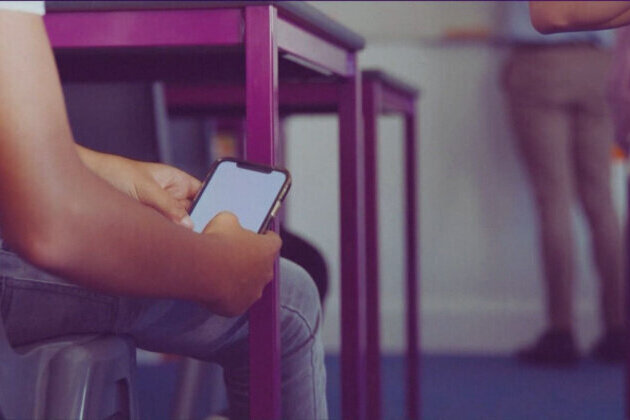 Bulgaria to Ban Mobile Phones in Schools Starting January