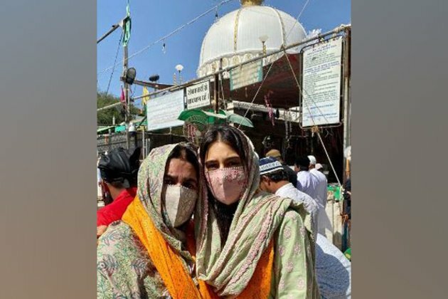 Sara Ali Khan pays visit to Ajmer Sharif with mom Amrita