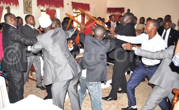 Bakansala ba NRM nga bakubagana n’aba DP mu kkanso. Bakansala ba NRM nga bakubagana n’aba DP mu kkanso.