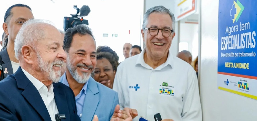 Lula ao lado do presidente da Amig e prefeito de Itabira, Marco Antônio Lage