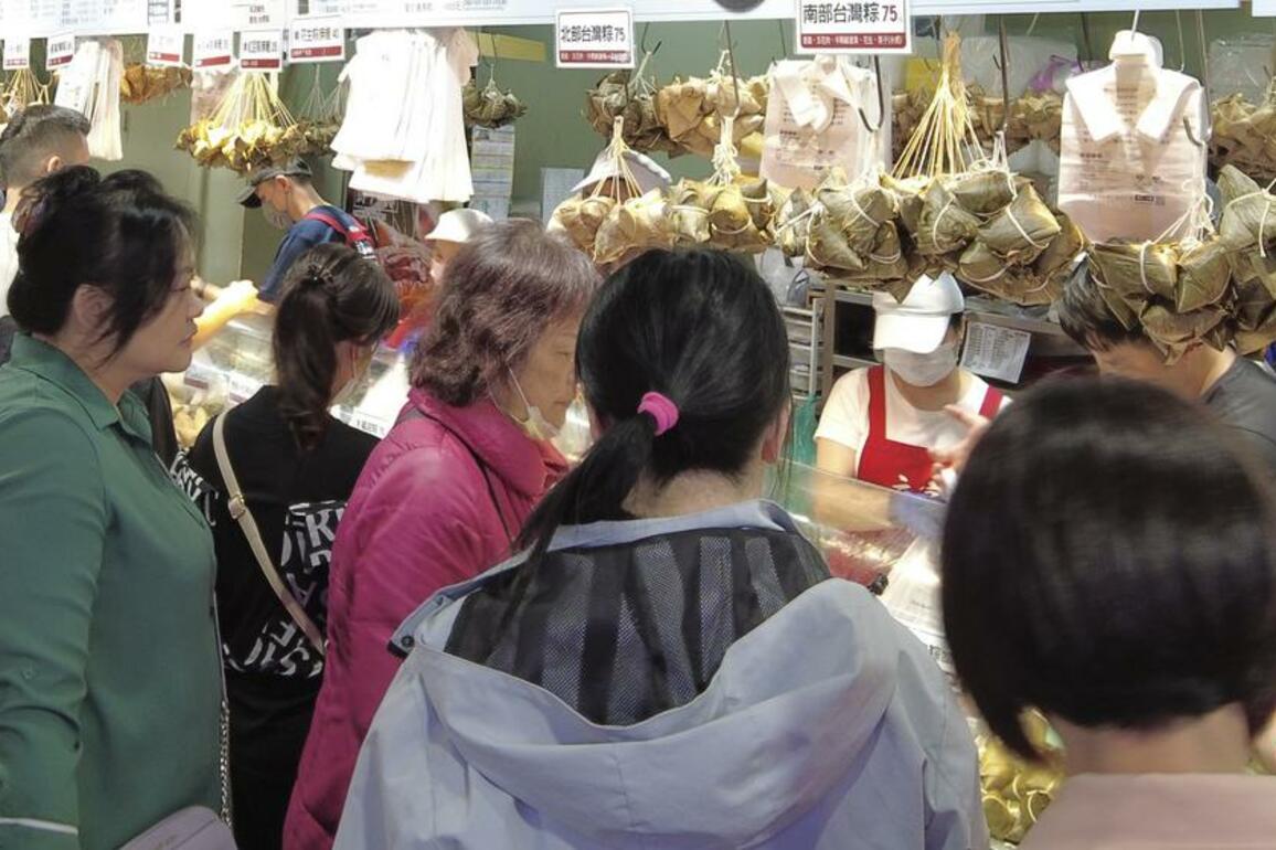 Taiwan celebrates Dragon Boat Festival with various cultural activities