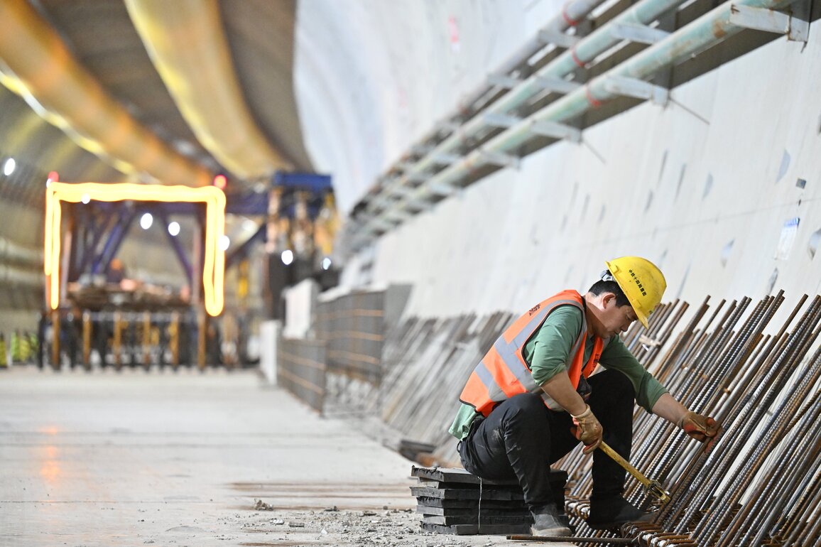 CHINA-TIANJIN-WEIFANG HIGH-SPEED RAILWAY-JINGU HAIHE TUNNEL-DRILL-THROUGH (CN)