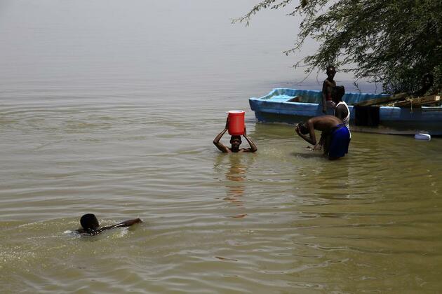 Mideast in Pictures: Sudan heatwave worsens water crisis amid ongoing power outages