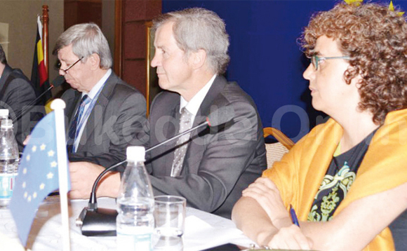 Abalondoola ebyokulonda okuva mu European Union abakulirwa Eduard Kukan mu lukiiko lwa Bannamawulire. Abalondoola ebyokulonda okuva mu European Union abakulirwa Eduard Kukan mu lukiiko lwa Bannamawulire.