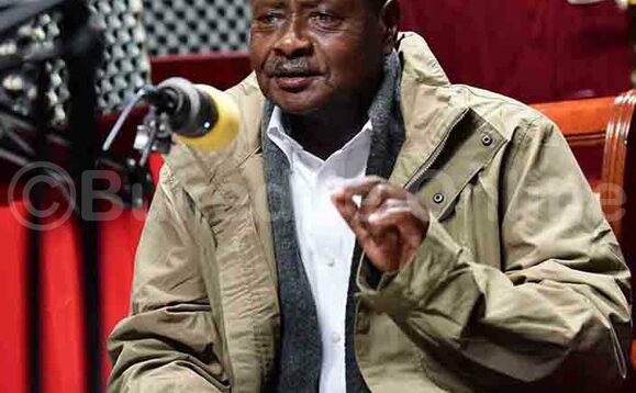 Pulezidenti Museveni ng'annyonnyola ebikwata ku tteeka ly'ettaka Pulezidenti Museveni ng'annyonnyola ebikwata ku tteeka ly'ettaka