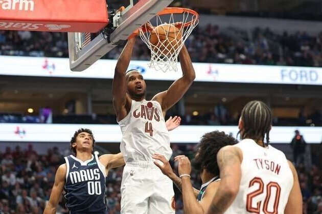 Evan Mobley scores 23 in first half as Cavs crush Mavs