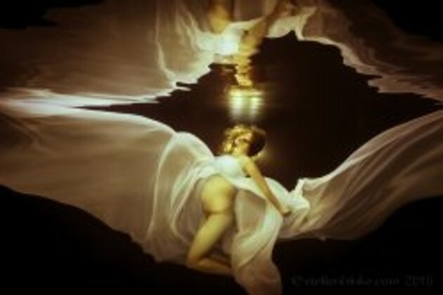 Underwater maternity portraits, Australia's latest photography trend