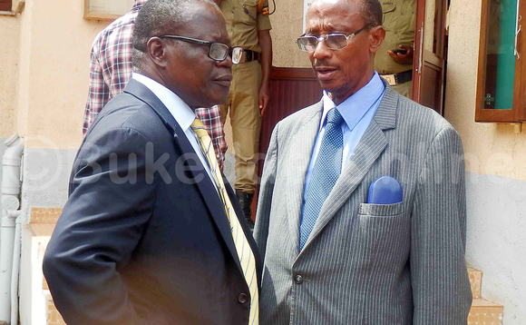Minisita Byandala ng'aliko omwami gw'ayogera naye ku kkooti y'abalyake n'abakenuzi e Kololo . EKIF: ALICE NAMUTEBI Minisita Byandala ng'aliko omwami gw'ayogera naye ku kkooti y'abalyake n'abakenuzi e Kololo . EKIF: ALICE NAMUTEBI