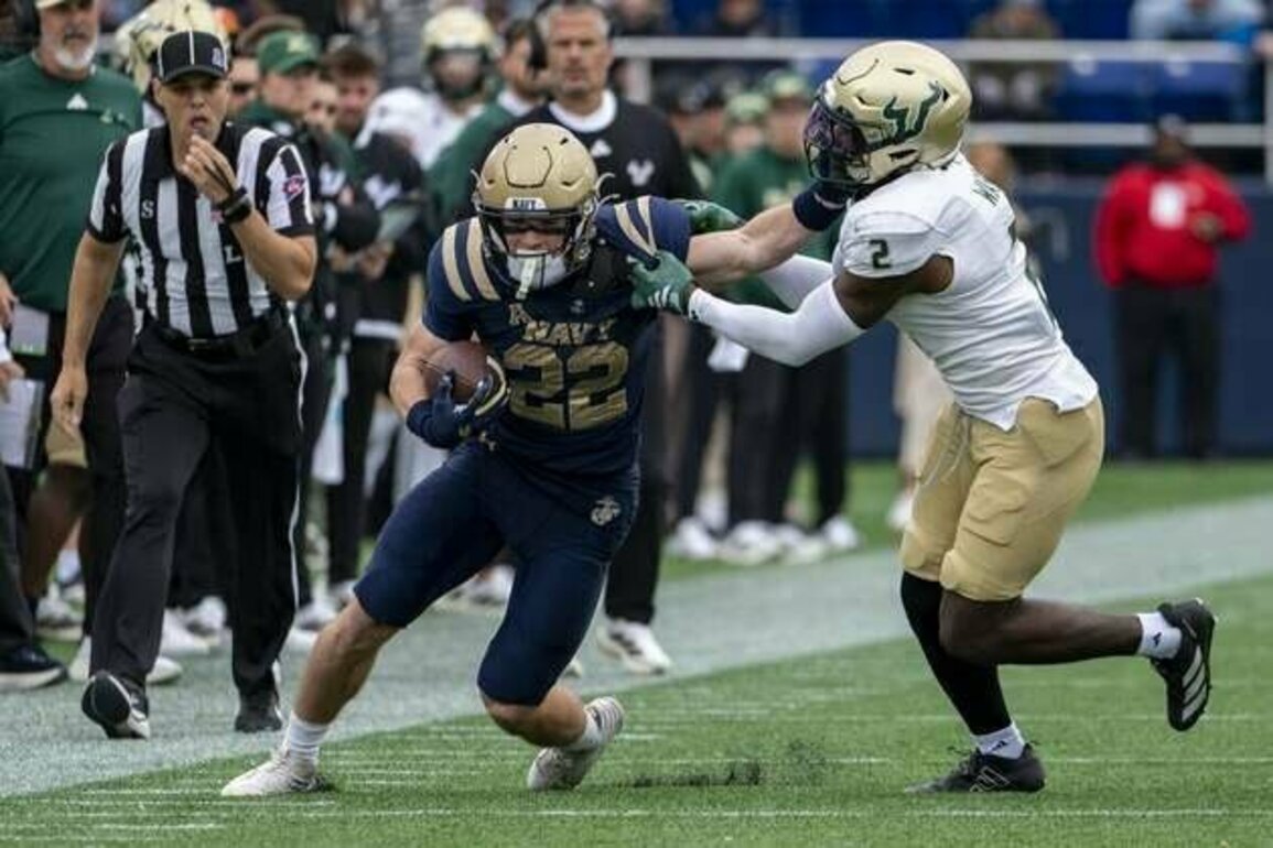 Braxton Woodson's two TDs in relief puts Navy past No. 24 South Florida