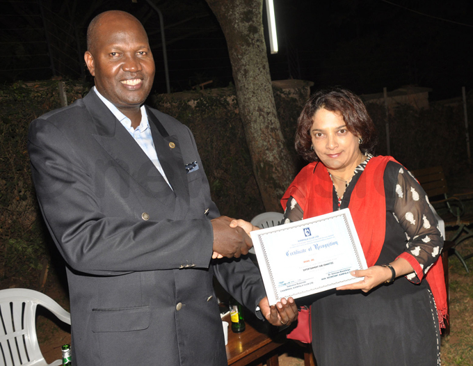 ubondo presents a certificate of recognition to og runa who is on the entertainment committee hoto by ichael subuga
