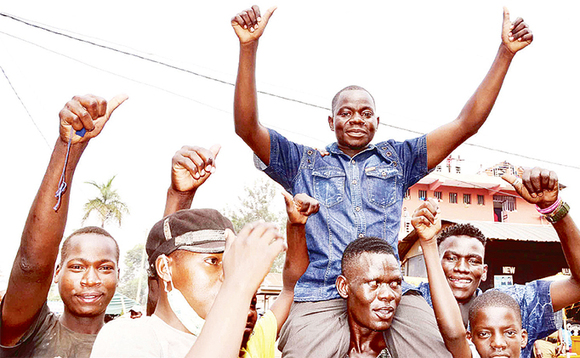 Abavubuka nga basitudde munnaabwe owa NRM eyawagudde wakati mu kibuga mu kulonda. Abavubuka nga basitudde munnaabwe owa NRM eyawagudde wakati mu kibuga mu kulonda.