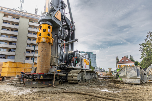 The Liebherr LB 55 drilling rig is ideal for bored piles with large diameters