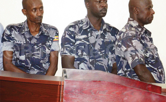 Abavunaanibwa okukuba abantu nga bali mu kaguli; Kuliko ‘Crime preventer’ Dan Tandeka (ku kkono), PC Moses Agaba, PC Kenneth Muhangi, Sula Kato ne Willy Kalyango. Abavunaanibwa okukuba abantu nga bali mu kaguli; Kuliko ‘Crime preventer’ Dan Tandeka (ku kkono), PC Moses Agaba, PC Kenneth Muhangi, Sula Kato ne Willy Kalyango.
