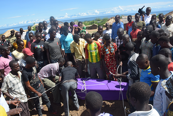 esidents lowering the remains of one of the victims of the disaster in a grave at ofo landing site in oima district hoto by smael asooha