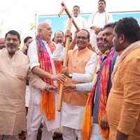 Shivraj Singh Chouhan held a 'Gram Chaupal' in village Dumri Khurd of Gorakhpur