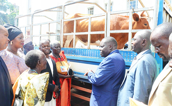 Christopher Bwanika ( ali wakati) nga yeebaza ab'eggombolola ya Musaale Ssisa mu ssaza ly'e Busiro olw'okutwala amakula ga Kabaka Christopher Bwanika ( ali wakati) nga yeebaza ab'eggombolola ya Musaale Ssisa mu ssaza ly'e Busiro olw'okutwala amakula ga Kabaka