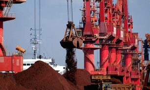 Desembarque de minério de ferro no porto de Rizhao, na China