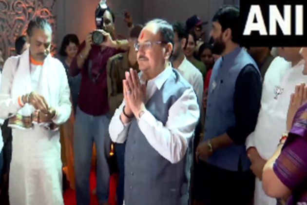 Pune: Union Minister JP Nadda offers prayers at Shri Sai Mitra Mandal Ganesh Pandal