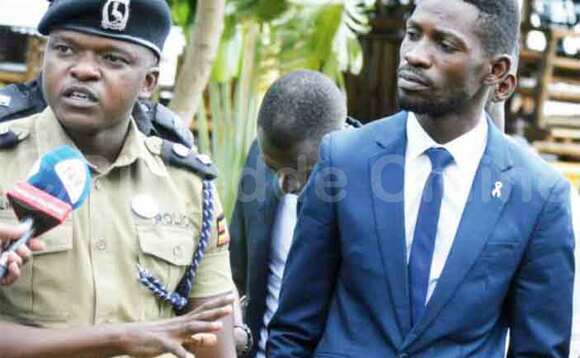 Lwamusaayi akulira poliisi y’e Katwe ng’annyonnyola ku biragiro bye yawadde e Busaabala. Bobi Wine (ku ddyoi). Lwamusaayi akulira poliisi y’e Katwe ng’annyonnyola ku biragiro bye yawadde e Busaabala. Bobi Wine (ku ddyoi).