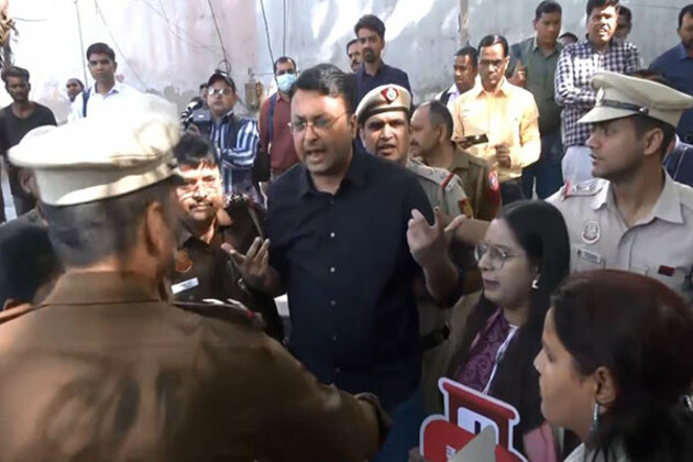 AAP protests against BJP, alleges Delhi govt failure in providing free LPG cylinders