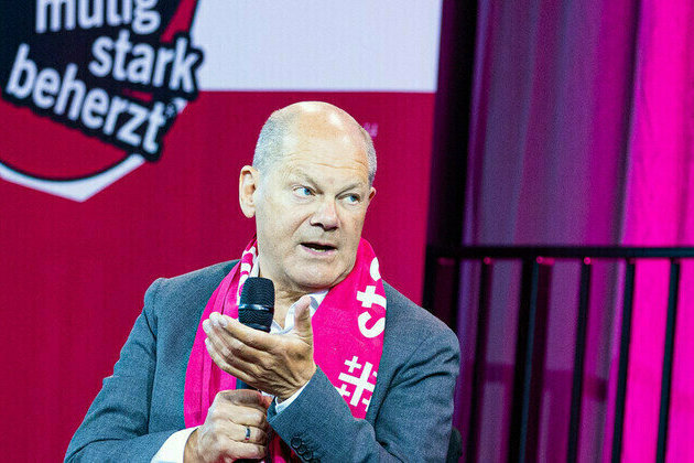 Dont rush to ban AfD  Scholz