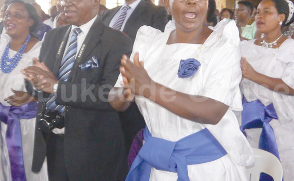 Abaami n’abakyala abafumbo mu kusaba e Luzira ku Ssande. Abaami n’abakyala abafumbo mu kusaba e Luzira ku Ssande.