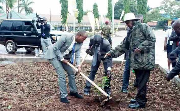 Museveni ng'asimba omuti ogw'ekijjukizo Museveni ng'asimba omuti ogw'ekijjukizo