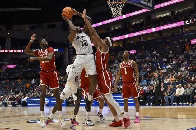 Oklahoma tops Texas A&M but Nijel Pack leaves with injury