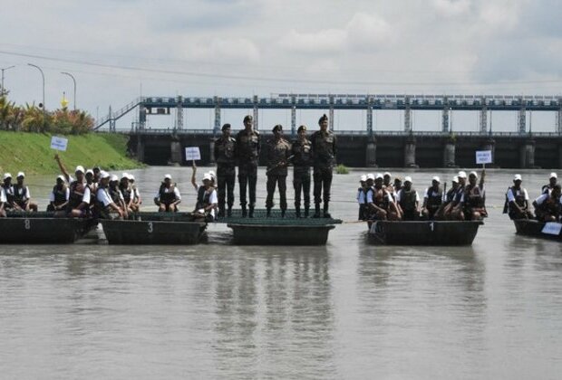 Army 33 Core organises boat race to celebrate 75th Independence Day