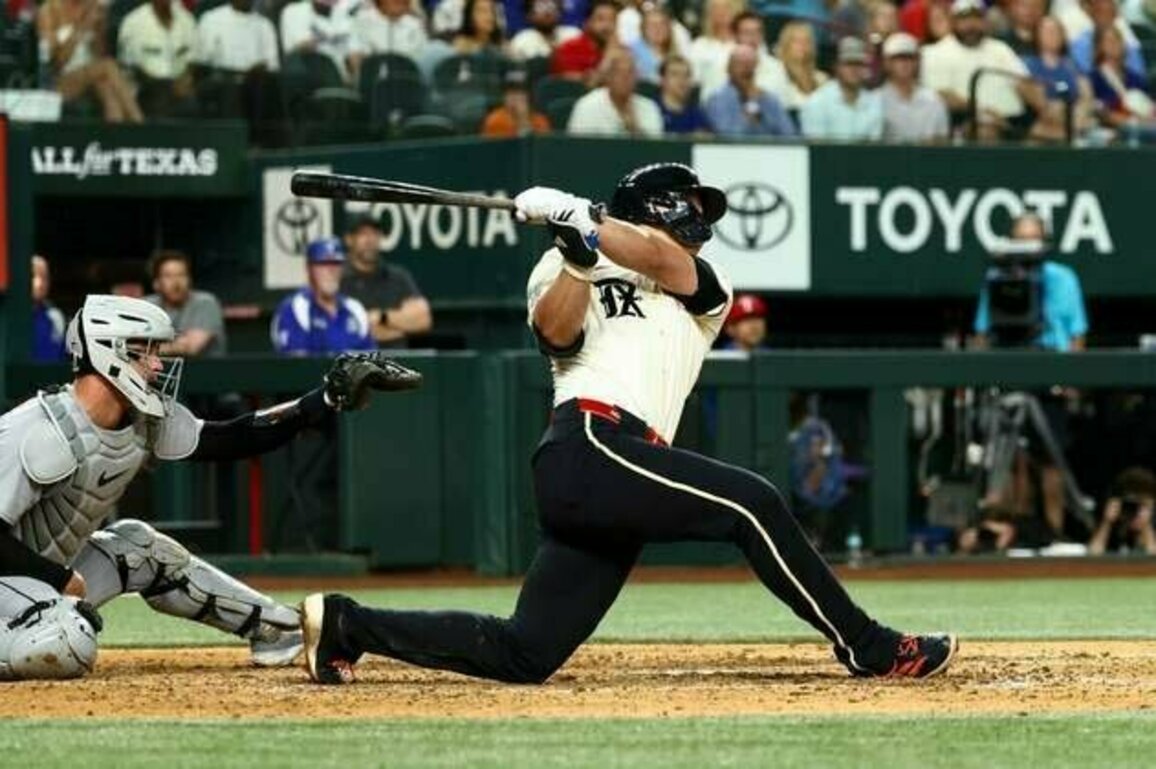 Corey Seager's two-run double lifts Rangers over Tigers