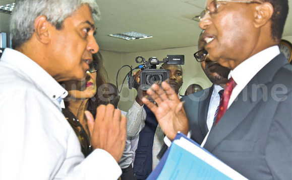 Nzei (ku ddyo) ne Nazir Moosa nga boogeramu oluvannyuma lw’akakiiko. Nzei (ku ddyo) ne Nazir Moosa nga boogeramu oluvannyuma lw’akakiiko.